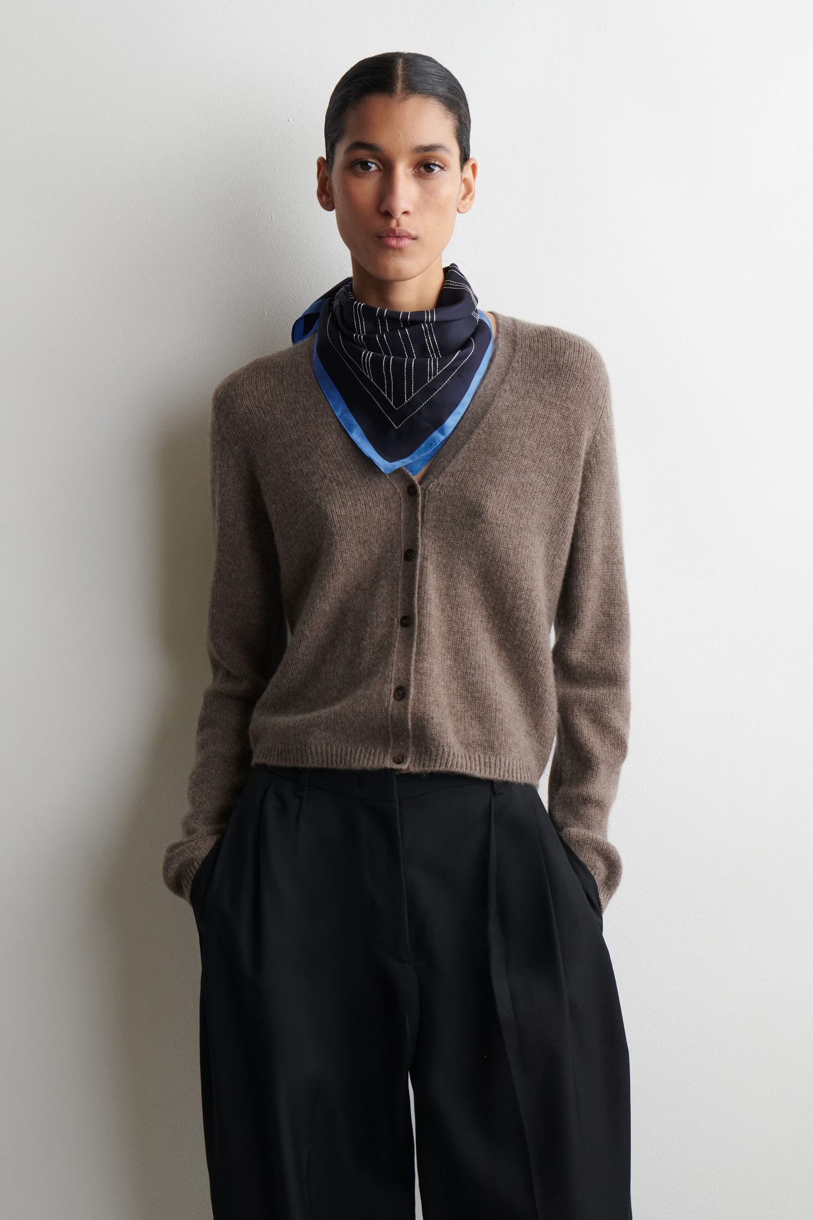 カシミヤVネックカーディガン